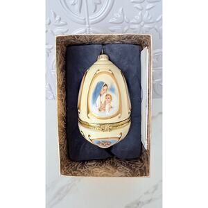 Mr. Christmas Valerie Parr Hill Musical Egg Ornament 2011 - Ivory